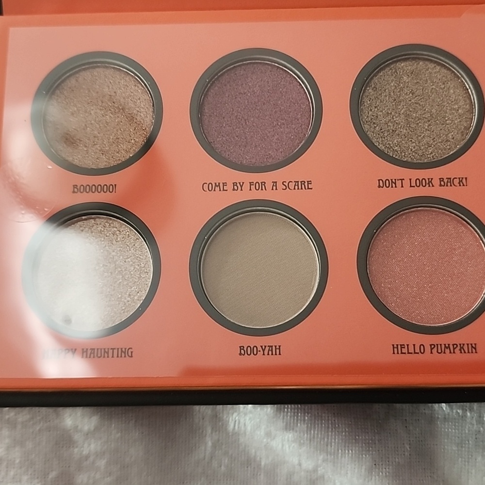 Disney Minnie Mouse Eyeshadow Palette - Bold Orange and Black - Picture 3 of 6